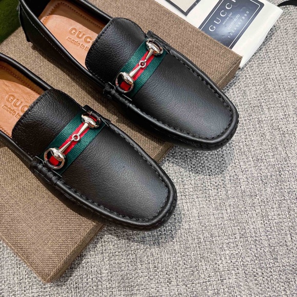 Gucci Black Leather Flats with Green and Red Stripes - Picture 4 of 5
